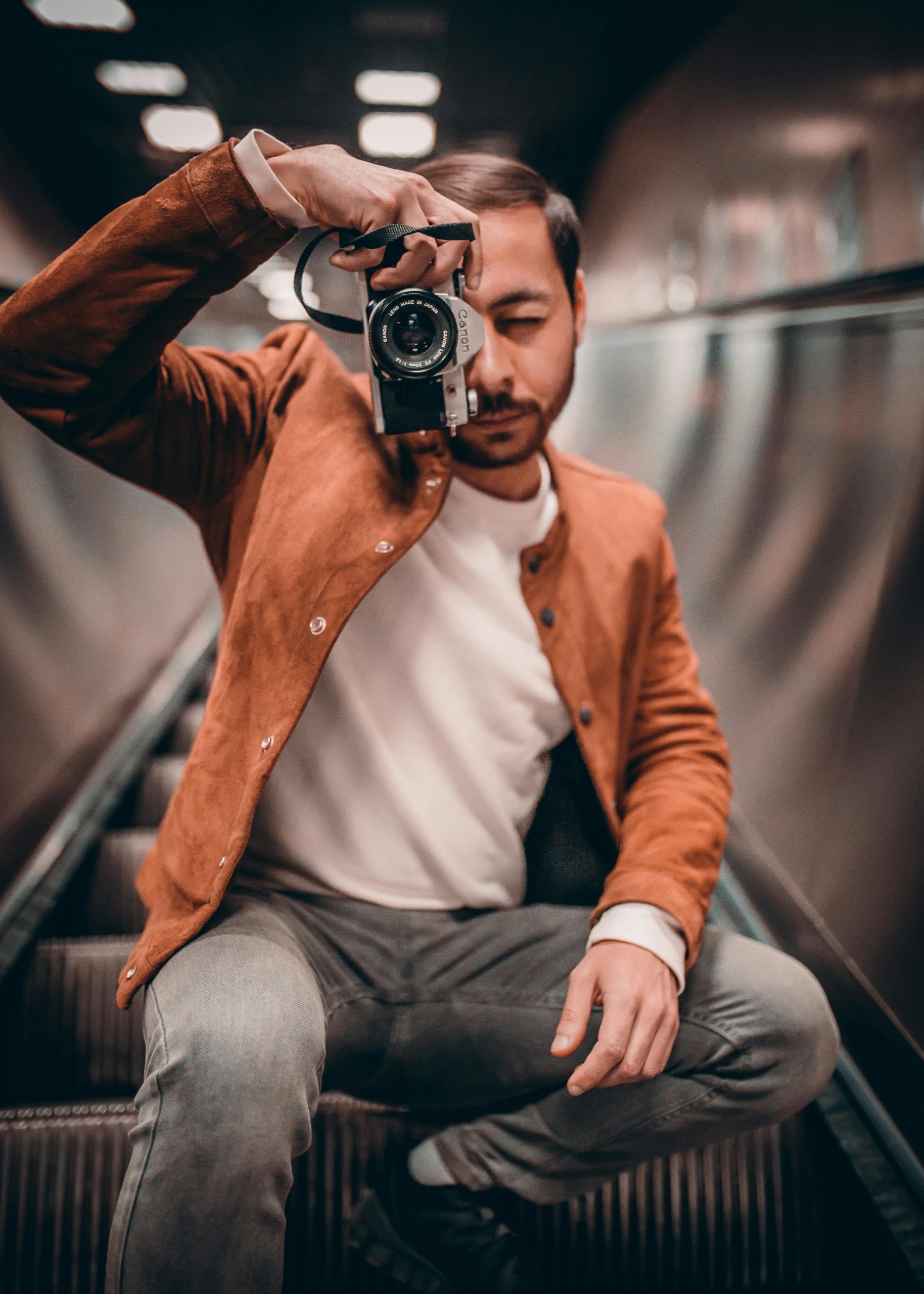 Homme attiré : gestuelle et signes de décryptage