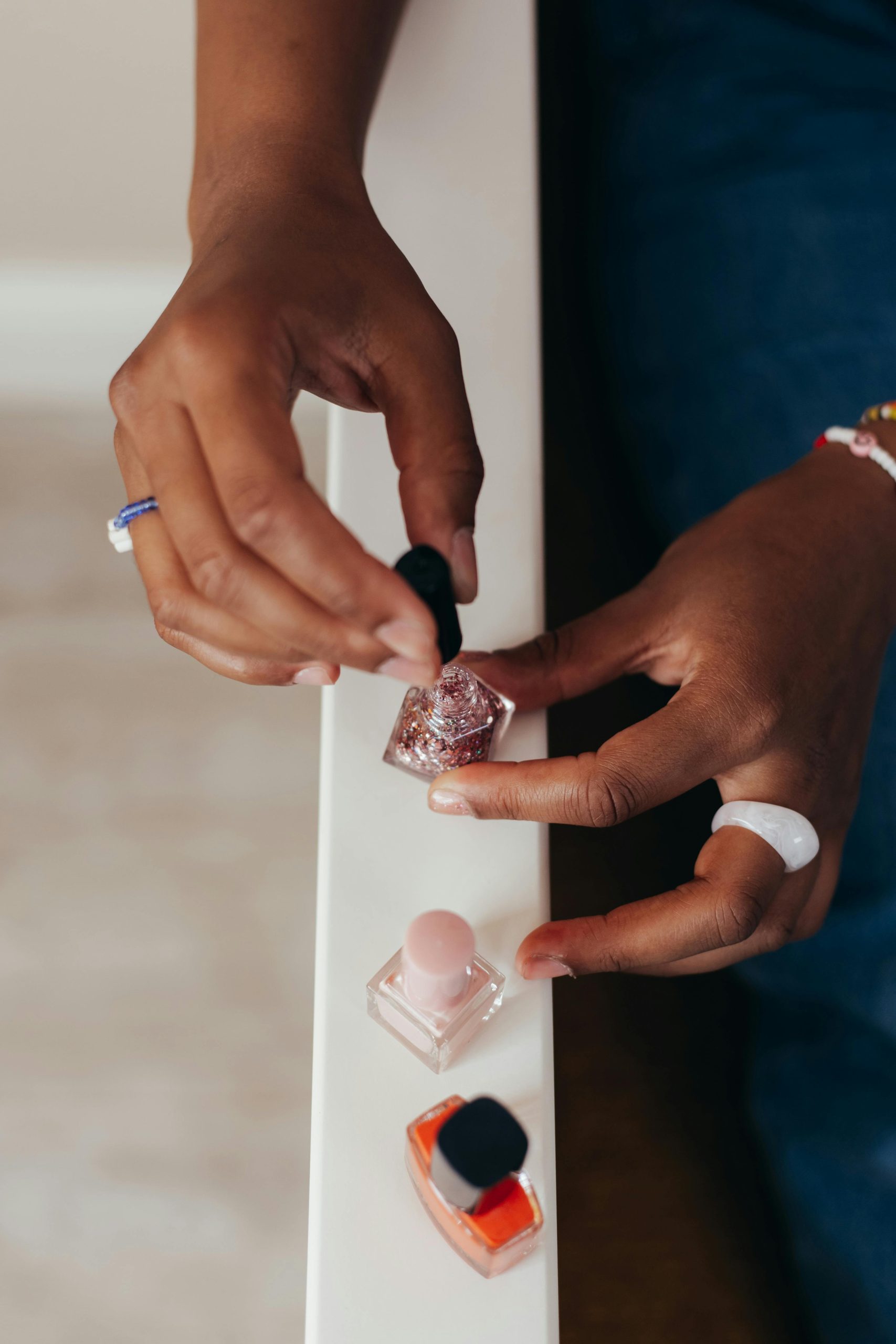 Doigt qui se gratte après vernis semi-permanent