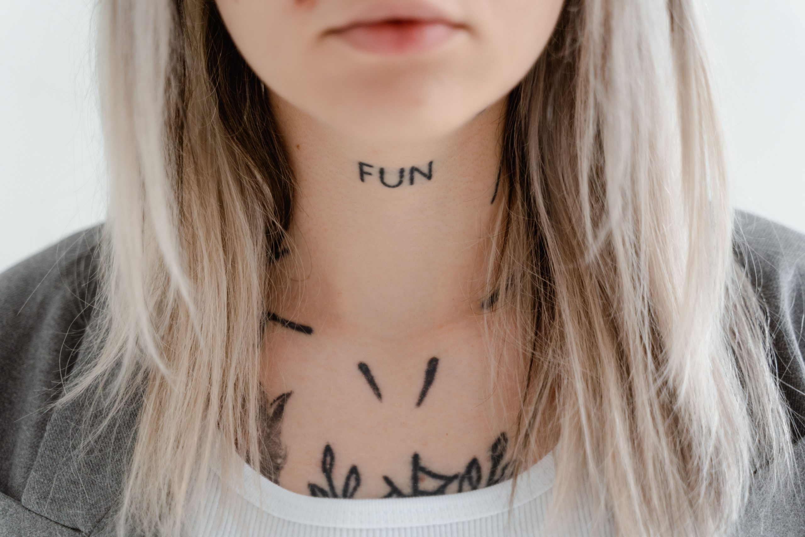 Sensibilité nerveuse tatouage cou