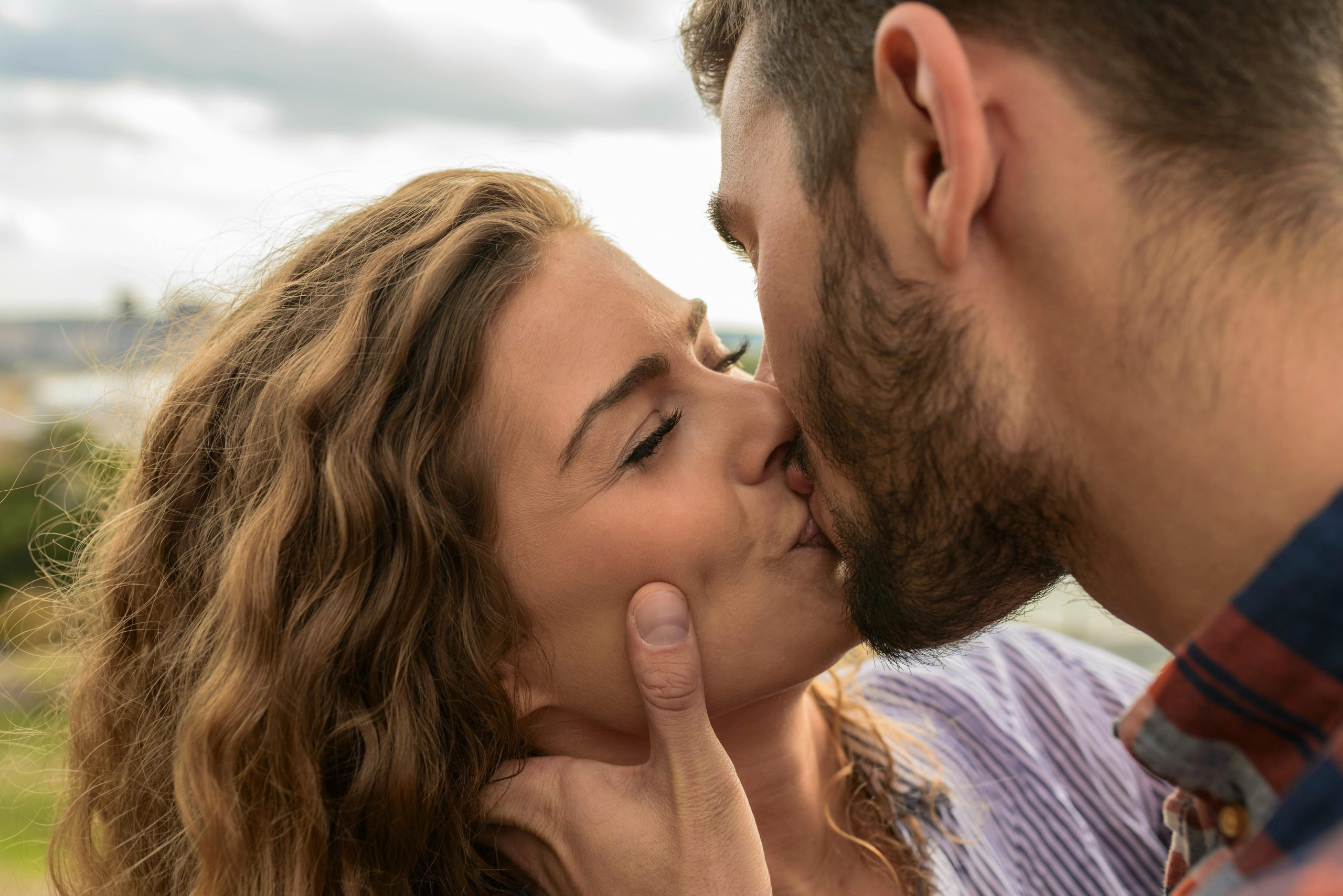 Homme ressent véritable baiser émotion