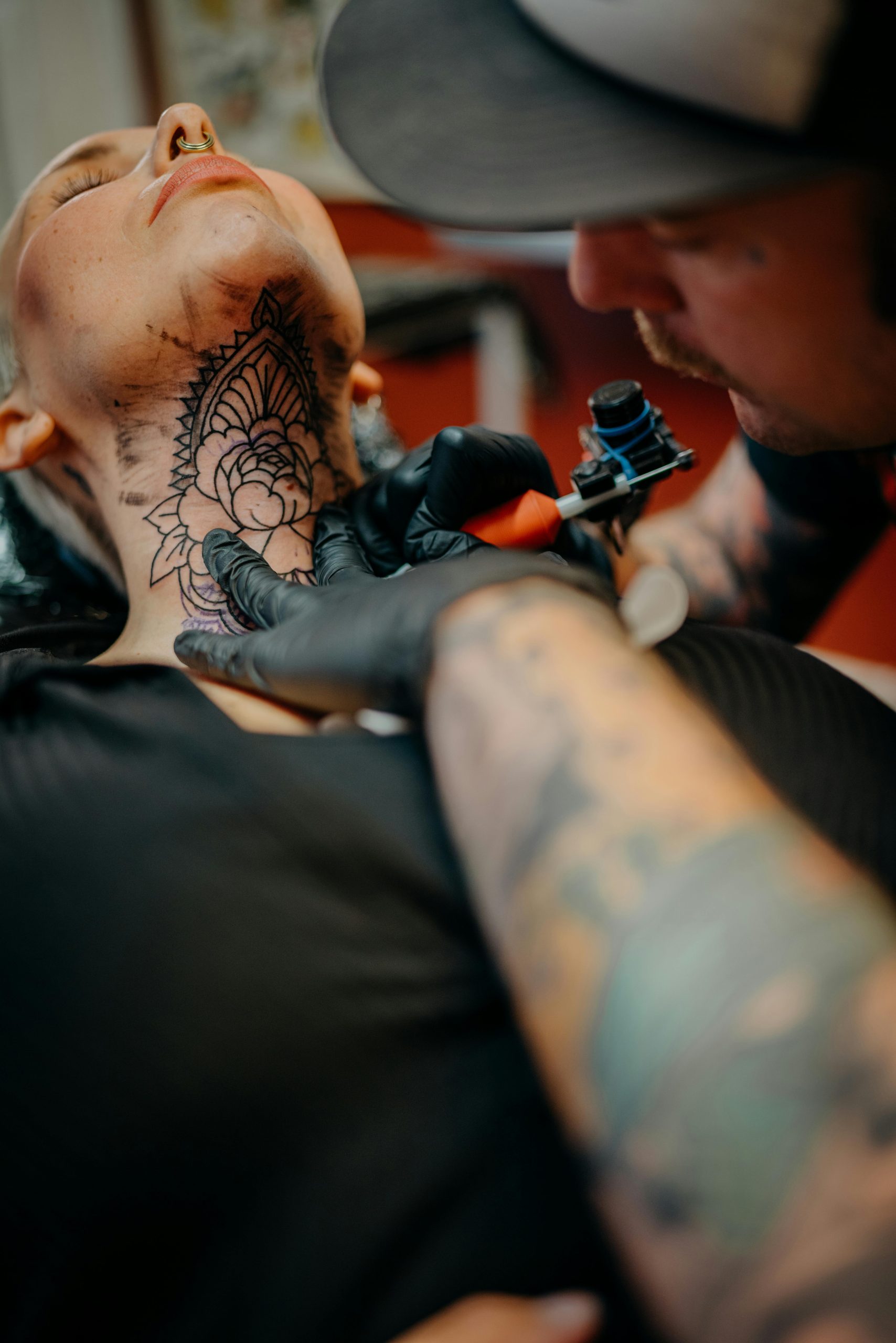 Douleur tatouage cou