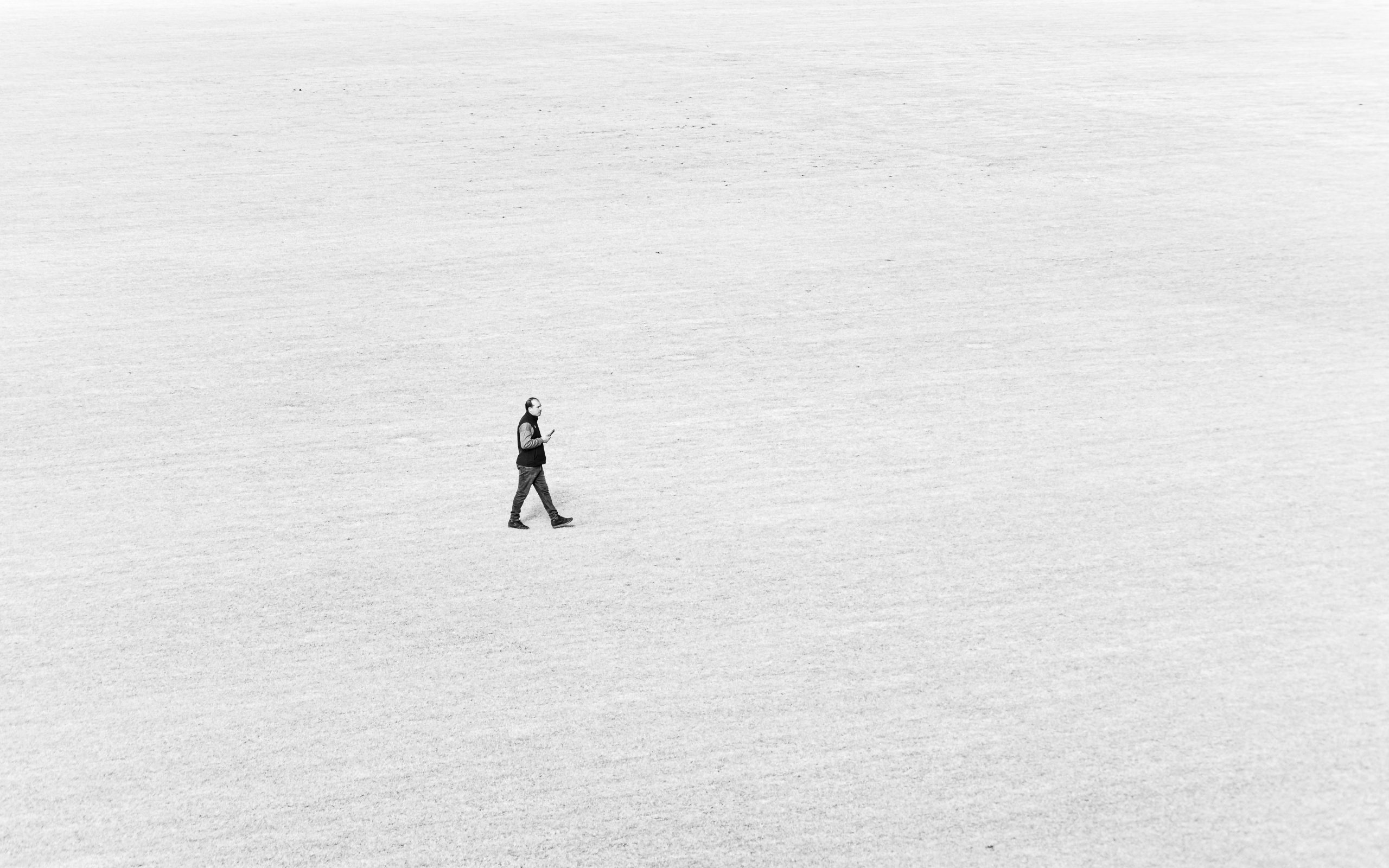 Homme évite contact raisons solutions